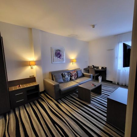 Kyriad Saint Quentin En Yvelines - Montigny Bagian luar foto
