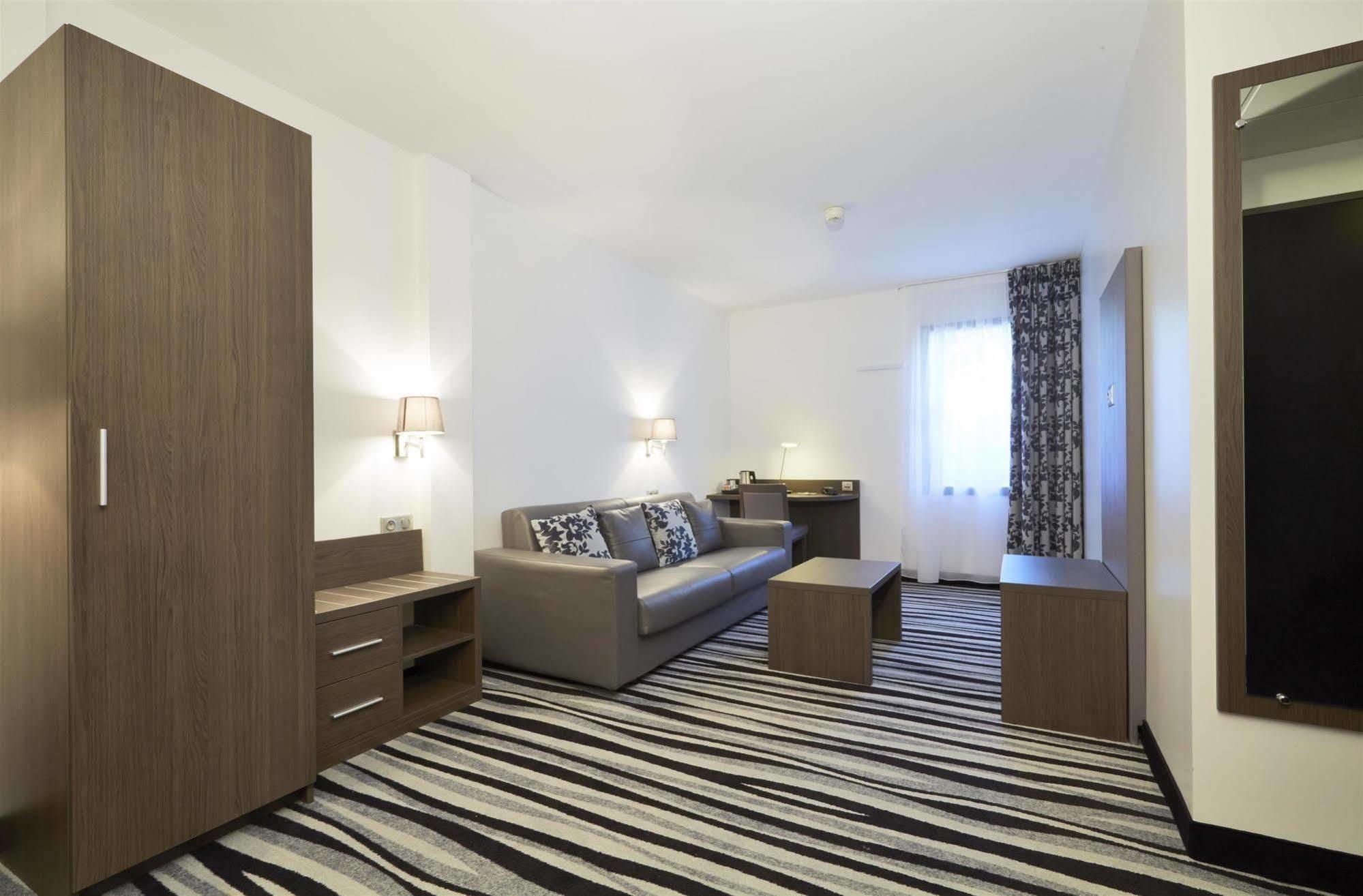 Kyriad Saint Quentin En Yvelines - Montigny Bagian luar foto