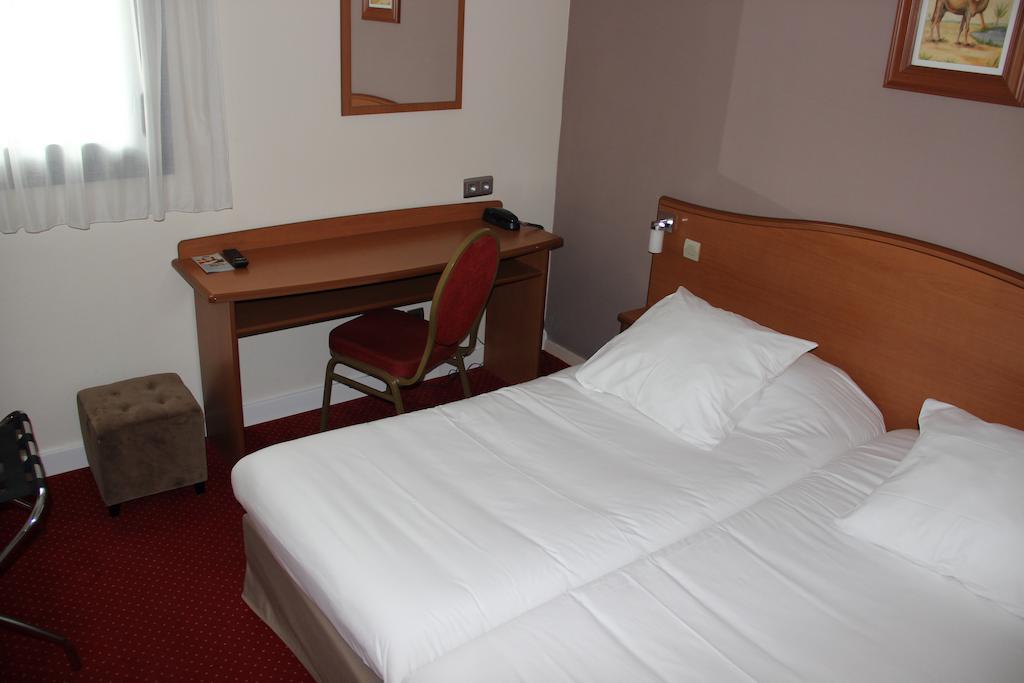 Kyriad Saint Quentin En Yvelines - Montigny Ruang foto